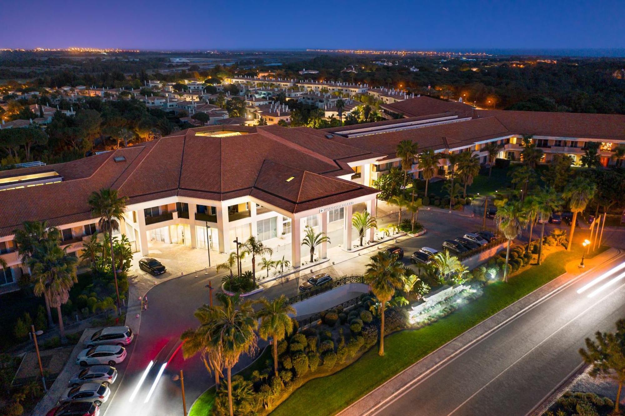 Wyndham Grand Algarve Hotell Quinta do Lago Eksteriør bilde Aerial view of the Palm Beach Marriott